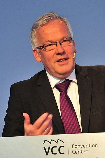 Prof. Dr. Michael Heister ging in seinem Keynote-Vortrag auf die Bedeutung der überbetrieblichen Ausbildung im dualen Berufsbildungssystem ein. (Foto: Schmidt)