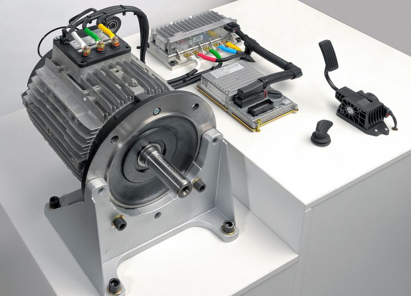 Die Linde Eco-Kits bestehen aus Elektromotor, Leistungsmodul und Software aus der Stapler-Serienproduktion des Unternehmens. Bisher wurden die Kits in erster Linie zur Elektrifizierung von Fahrantrieben eingesetzt, doch auch andere Anwendungen – beispielsweise stationär in Photovoltaik- oder Solarthermieanlagen – sind realisierbar. (Bild: Linde Material Handling)