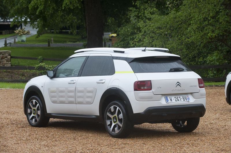 Im Vergleich zum C4 Cactus mit Standardfahrwerk bügelt das Fliegender-Teppich-Fahrwerk Unebenheiten deutlich besser weg. (Citroën)