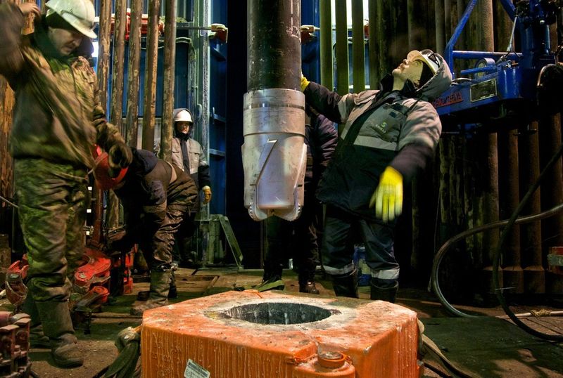 Arbeiter boren mit einem diamantbesetztem Borkopf in Russland nach Erdgas. (Bild: WEG Wirtschaftsverband Erdöl- und Erdgasgewinnung)