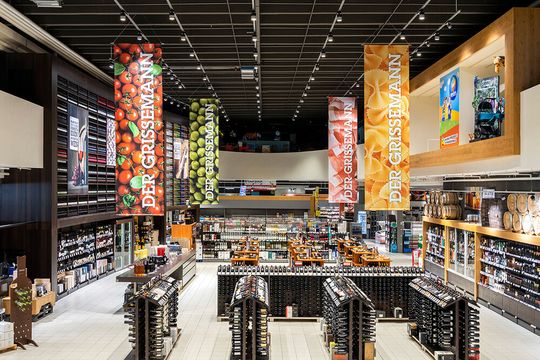 Einkaufszentrum des Gastrogroßhändlers Eurogast Grissemann in Zams in Tirol. Verderbliche Waren und Lebensmittel, saisonale Schwankungen, Sonderaktionen und weitere Einflussfaktoren erschweren die Disposition.(Bild:  Grissemann/Dietel Kühl)