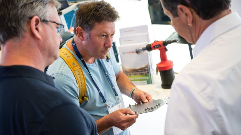 Der fachliche Austausch zwischen Besucher und Aussteller ist das, was die Schraubtec ausmacht.(Bild:  PHOTOVISION-DH GmbH)