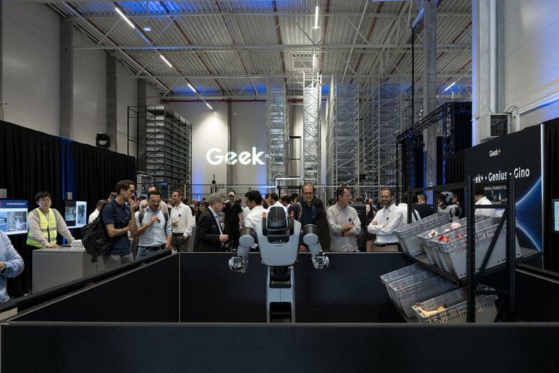 Testfeld für Lagerautomatisierung: Geekplus will Kunden in Düsseldorf ermöglichen, Systeme vom mobilen Transportroboter bis zur automatisierten Kommissionierstation vor einem möglichen Einsatz zu erproben. (Bild: Geekplus)