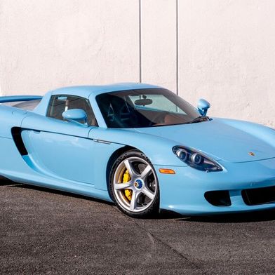 Youngtimer mit Rekordergebnis: Dieser Gulf-blaue Porsche Carrera GT erzielt auf einer Auktion 6,7 Millionen US-Dollar- (Bild: Broad Arrow)