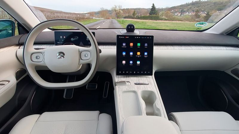 3. Der Innenraum: Das Interieur des ET7 ist rundum gelungen. Der cremefarbene Innenraum wirkt elegant und futuristisch zugleich. Man fühlt sich gleich wie in einem Wohnzimmer. Das mag auch am Duftsystem liegen und am Premium-Soundsystem mit sage und schreibe 23 Lautsprechern. Auf klassische Tasten und Schalter hat Nio fast komplett verzichtet, selbst die Lüftungsdüsen sind unsichtbar untergebracht. Nachts kommt das Ambientelicht voll zum Tragen: Es lassen sich ganz nach Lust und Laune bis zu 256 Farben auswählen. Das Raumgefühl ist auch dank des riesigen Panoramadachs sehr luftig ... (Bild: Mauritz – VCG)