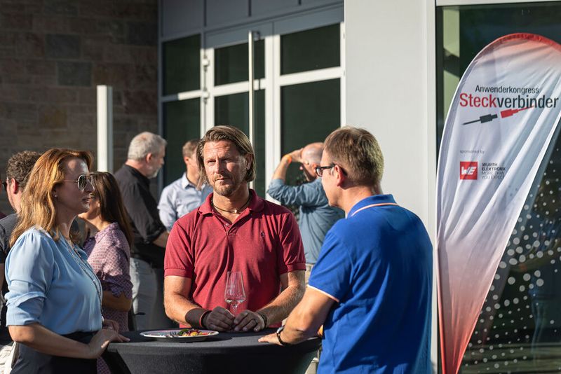 Steckverbinderkongress 2022: Das Get together am 4. Juli 2022 und die Abendveranstaltung am 5. Juli 2022 auf dem Vogel-Campus boten viele Gelegenheiten sich in entspannter Atmosphäre auszutauschen und zu netzwerken. Schon so manches Projekt nahm hier seinen Anfang. (Bild: Elektronikpraxis)