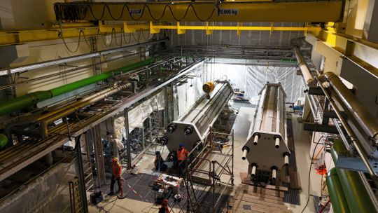 Einblick in die Elektrolysehalle bei der Anlieferung der Elektrolysestacks. (Bild:  VNG)