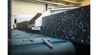 Die bearbeiteten Teile werden an der Separierstation auf ein Transportband übergeben, das sie zum Trockner befördert.  (Bild: Rösler Schweiz AG)