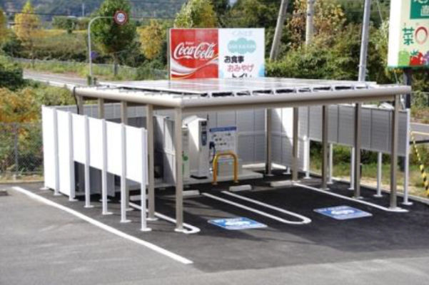 Die neue Solartankstelle von Kyocera an einer Autobahnraststätte. (Kyocera)