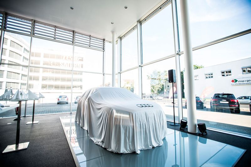 Im rund 600 Quadratmeter großen Schauraum hatte die Berolina-Gruppe eine besondere Überraschung vorbereitet. (Bild: Autohaus Berolina)