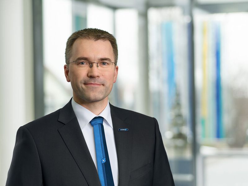 Harald Dickertmann, Executive Vice President Sales Gripping Systems, Schunk: „Letztlich geht es bei robotergestützten Lösungen im Umfeld der Werkzeugmaschine immer um ein präzises Zusammenspiel des Roboters mit Greifern, Ausgleichseinheiten, Wechselsystemen, Roboterkupplungen und Spannmitteln.“ (Bild: Schunk)