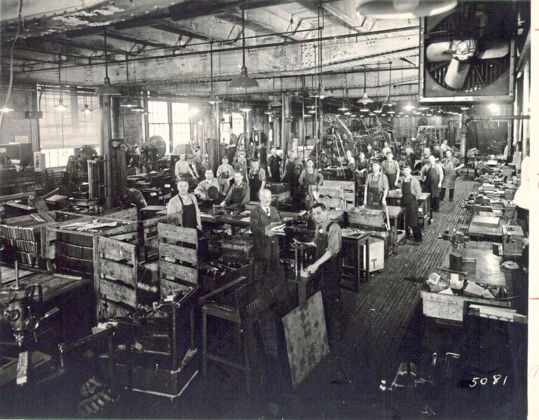 Fertigung von Gehäusen in den 1930er Jahren. (Rockwell Automation)