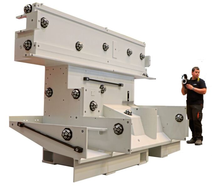 Die Vermessung des Drehmaschinenbetts einer vertikalen Drehmaschine von Hessapp dauert mit V-Set etwa 25 min. Im Anschluss wird das Bett auf der Maschine ausgerichtet, was, da das Aufmaß durch V-Set bekannt ist, lediglich eine halbe Stunde in Anspruch nimmt. (Sonnenberg)