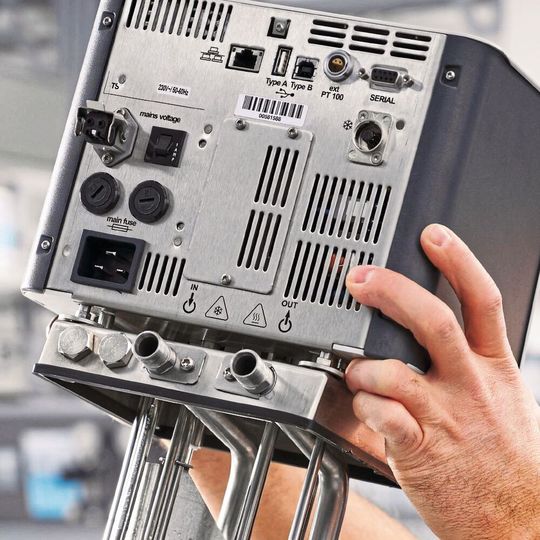 Abb.2: Rückseite eines Magio-Thermostaten-Controllers mit den unterschiedlichen Schnittstellen wie RS-232, Ethernet oder USB.(Bild:  Julabo GmbH)