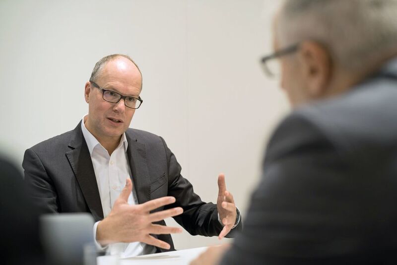 He believes that the breaking down of monolithic structures in process automation will present all market players with greater competitive opportunities. Dr. Jürgen Brandes, CEO of Siemens Division Process Industries and Drives. Seen talking here to Gerd Kielburger, PROCESS Editor-in-Chief. (Siemens)
