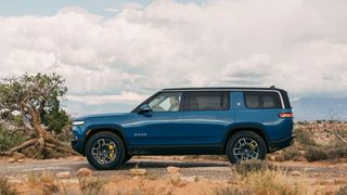 Der 5,51 Meter lange Rivian R1T hat vier Motoren, deren Leistung sich auf rund 835 PS summiert. (Bild: Rivian)