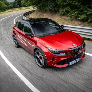 Der Alfa bringt seine 280 PS gut auf die Straße.(Bild:  Alfa Romeo_Stellantis)