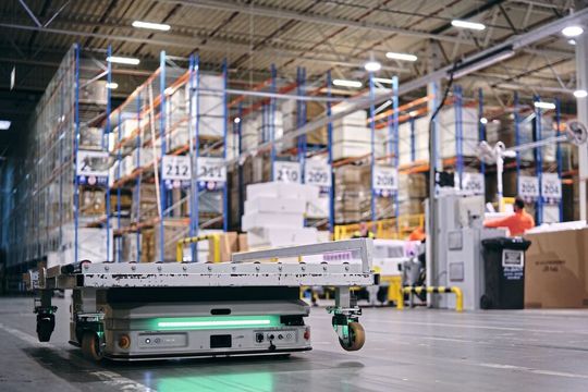 Am Produktionsstandort von TPV Displays Polska in Gorzów Wielkopolski, Polen, sorgt eine Flotte von 22 autonomen mobilen Robotern von Kuka rund um die Uhr für den vollautomatisierten Materialtransport zwischen Lager und Montagelinien(Bild:  Kuka)