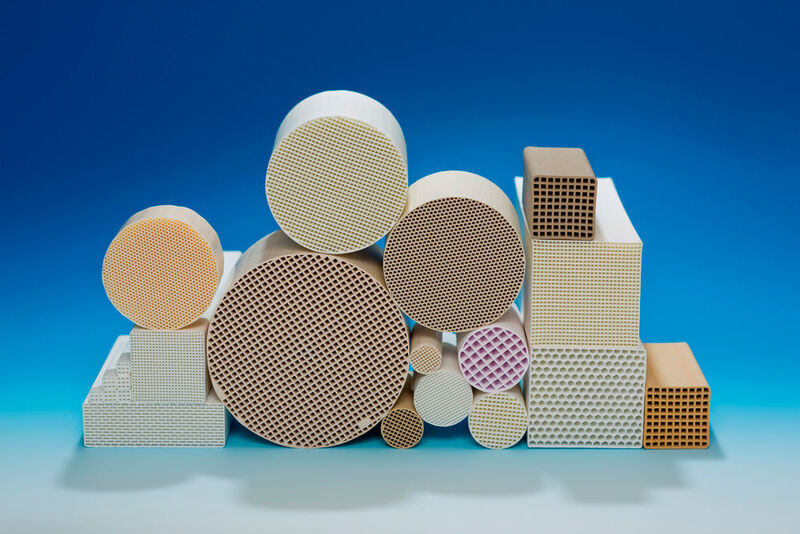 Extrudierte, poröse Keramikkomponenten als Halbzeuge, hergestellt am Fraunhofer IKTS.  (IKTS/J. Loesel)