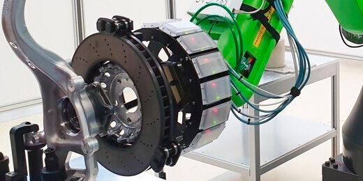 Kollaborative Zusammenarbeit auch bei schweren Robotern: Möglich macht das ein neues Radarsystem. (Bild:  Fraunhofer IAF)