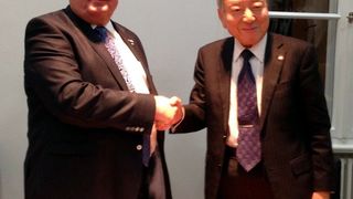 Günther Zippel sen. (links) und Takara Sugino besiegeln den Verkauf des Herstellers von Teilereinigungsanlagen. (Bild: Zippel)