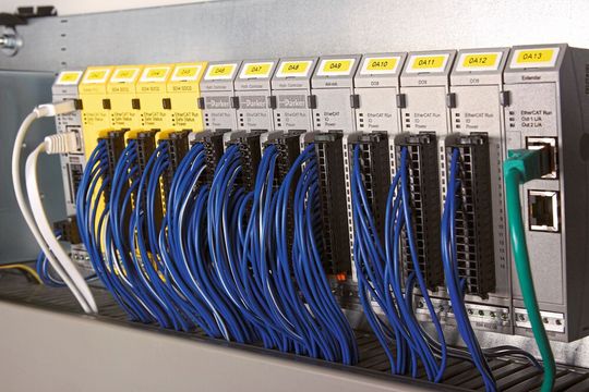 Six electro-hydraulic axes are controlled by Parker’s new axis-controller. Six electro-hydraulic axes are controlled by Parker’s new axis-controller.