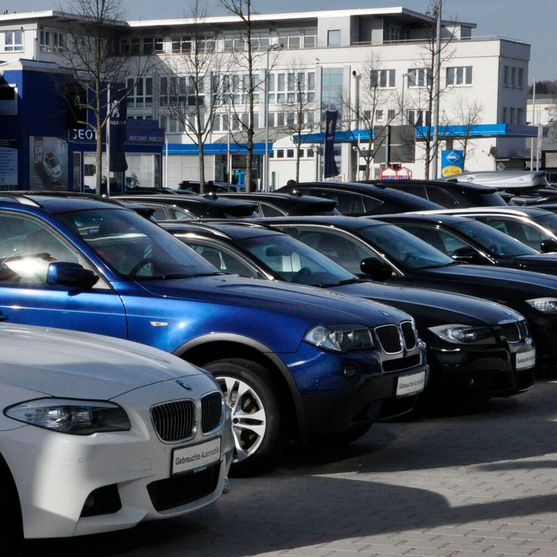 Vor allem der stationäre Autohandel ist von der Corona-Krise betroffen, er musste seine Verkaufsräume schließen.(Bild:  Wehner/»kfz-betrieb«)