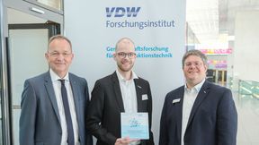 Presentation of the Research Project of the Year 2026 award to Eike Rodenbäck on 17 September 2026. From left: Dr Stephan Kohlsmann, Chairman of the VDW Research Institute; Eike Rodenbäck, DFKI; and Dr Alexander Broos, Managing Director of the VDW Research Institute. (Source: Messe Stuttgart / Thomas Wagner)