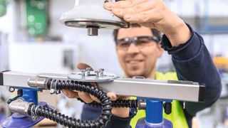 Versendet werden Schweißgeräte in Kartons. Um diese ergonomisch auf eine Palette zu heben, adaptiert der Werker einfach den Doppelsauger. (Bild: J. Schmalz GmbH)