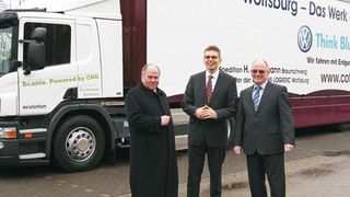 Oestmann-Geschäftsführer Heinz Gerdemann, Werklogistik-Leiter Reinhard de Vries und Cotrans-Geschäftsführer Herbert Hausherr vor dem Erdgas-Lkw (von links). Bild: Volkswagen (Archiv: Vogel Business Media)
