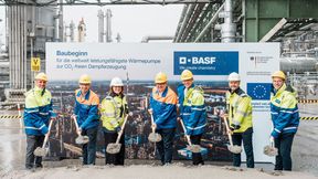 W zakładzie w Ludwigshafen w Niemczech odbyła się uroczystość wbicia pierwszej łopaty pod budowę przemysłowej pompy ciepła. (Źródło:BASF/Andreas Henn)