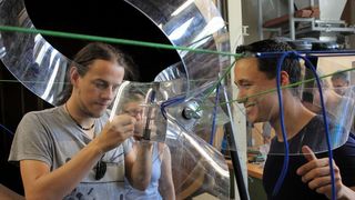 Das KIT-Team „EnergyPack“ testet seine Kleinwindkraftanlage im Windkanal des Instituts für Strömungsmechanik des KIT. (Lennart Ohlberg, reech)