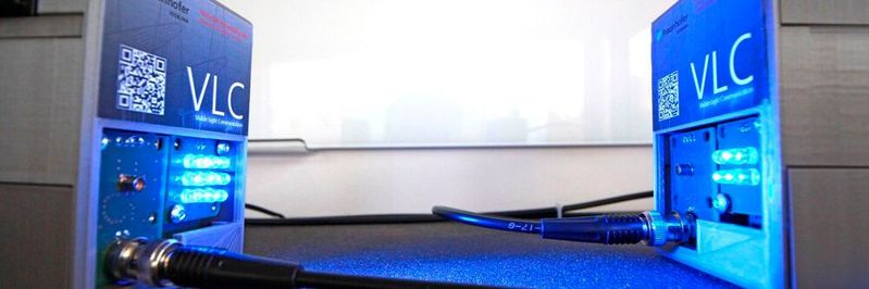 Noch liegen die VLC-Systeme als Demonstrator vor. Bereits Mitte 2021 können die finalen Systeme für die vernetzte Produktion eingesetzt werden. (Bild:  Fraunhofer IOSB-INA)