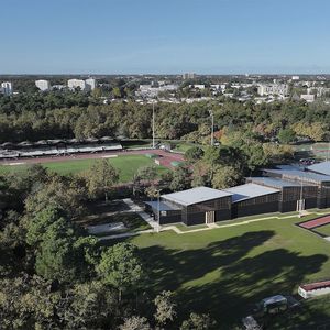 2016 beauftragte die Gemeinde Bordeaux Métropole K Architectures mit der Renovierung der Laufbahn und der Tribünen des Stadions sowie mit dem Bau einer Wartungsabteilung und vor allem eines neuen Sportkomplexes.(Bild:  Guillaume Amat)