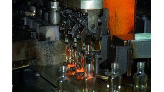 Glasproduktion in der Glashütte Wisthoff. Das Unternehmen beliefert Markenartikler der Branchen Pharmazie, Kosmetik und Spirituosen. Bild: Metso Minerals (Archiv: Vogel Business Media)