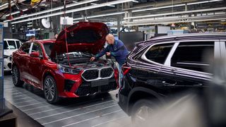 BMW will nächstes Jahr deutlich mehr E-Autos produzieren. Konzernchef Zipse spricht sich aber geben ein Verbrennerverbot aus. (Bild: BMW)