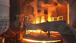 Im Elektrolichtbogenofen schmilzt Swiss Steel hochwertigen Eisenschrott, den Rohstoff für den Swissbain-7MnB8. (Bild: Swiss Steel)