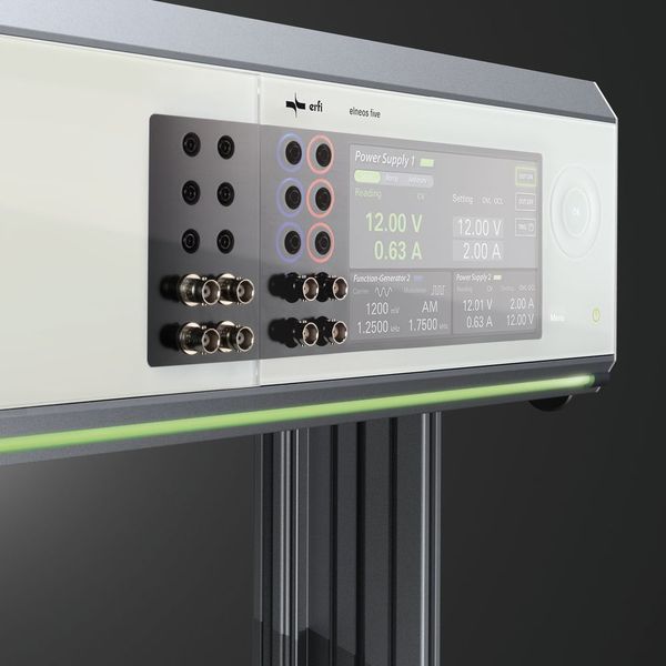 Interaktion am Arbeitsplatz: die Marke elneos five besteht aus fünf Elektronikgeräten und lässt sich komfortabel über eine Touchoberfläche bedienen. Trotz vernetzter Technik ist erfi seinem Ursprung, dem Laborarbeitsplatz treu geblieben. (Bild: erfi)