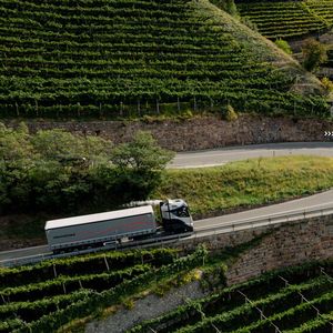 Steigungen von mehr als sechs Prozent, eine Passhöhe von 1.370 Metern und dann auch noch der Kriechgang – das ist der ultimative Stresstest für den alternativen Antrieb.(Bild:  Daimler)