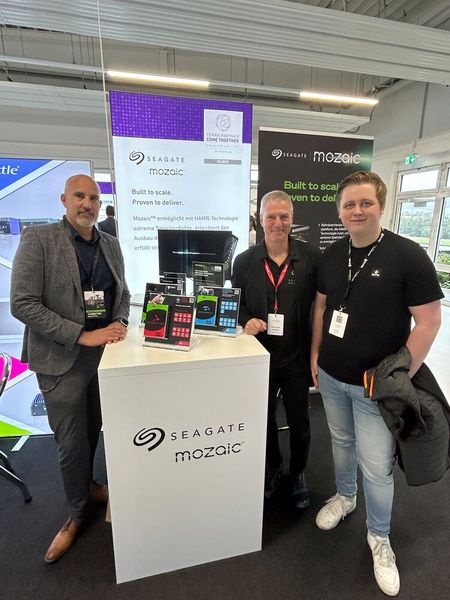 Carsten Blättel und Henrique Atzkern von Seagate im Austausch mit Timo Nagel (Wortmann) (Bild: Vogel IT-Medien GmbH)