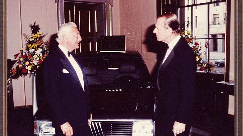 Fiat-Chef Agnelli feierte in einer staatstragenden Zeremonie den millionsten Uno. Mit von der Partie: Prinz Philip, Duke of Edinburgh und Ehemann von Königin Elizabeth. (Bild: Fiat)