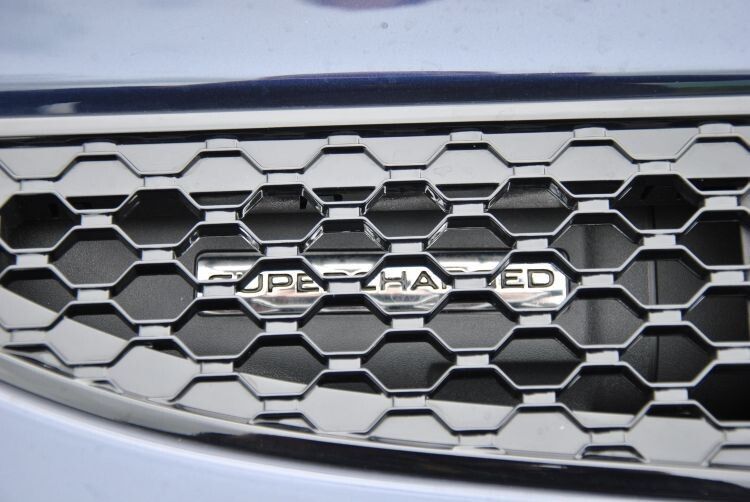 Raubkatze hinter Gittern: Supercharged-Emblem mit Hinweis auf die Kompressoraufladung hinter Lüftungsgitter. (Foto: Dominsky)