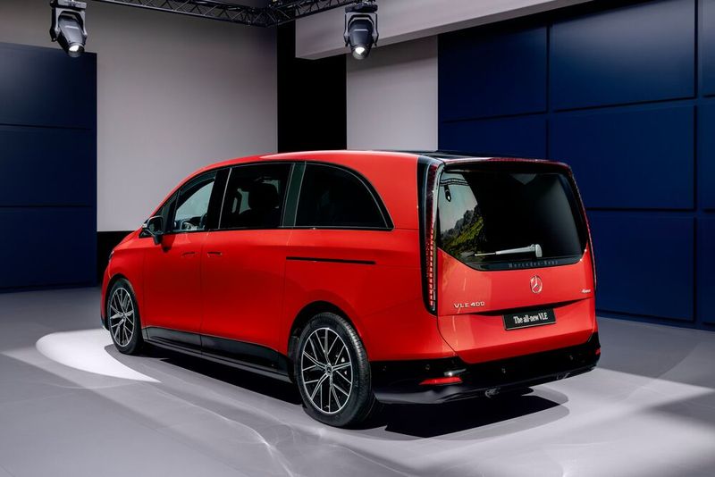 Die Proportionen unterstreichen das. 5,31 Meter Länge, knapp zwei Meter Breite, 3,34 Meter Radstand. (Bild: Mercedes-Benz)