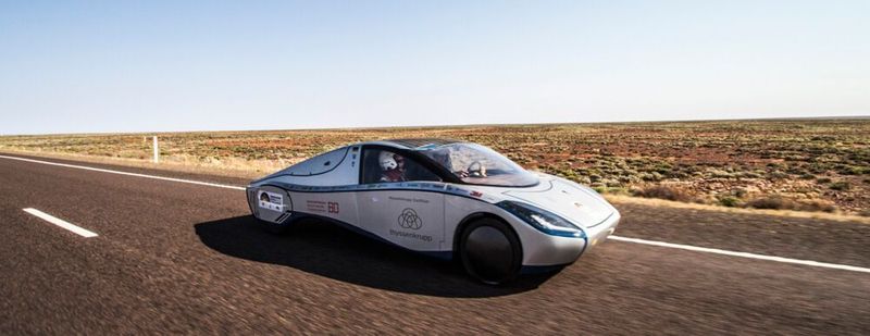 Das Solarcar-Team der Hochschule Bochum mit ihrem Thyssenkrupp-Sunriser. (World Solar Challenge)