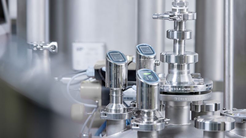 Rohstoffe optimal nutzen und Ausschuss vermeiden – bei gleichbleibend hoher Qualität: Messtechnik kann helfen, diese Ziele zu erreichen. (Bild:  Endress+Hauser)