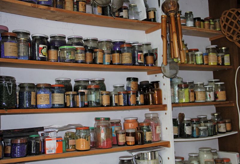 Künstlerarsenal: Ein buntes Sortiment an Emaillefarben ziert die Regalwand in Lubans Atelier. (Archiv: Vogel Business Media)