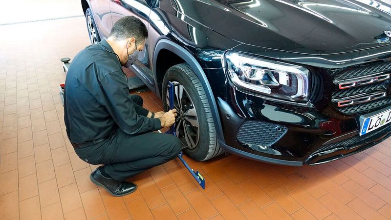 Bei vielen Fahrzeugen wird nach der Direktannahme noch eine schnelle Spurvermessung durchgeführt. (Bild: Rosenow/»kfz-betrieb«)