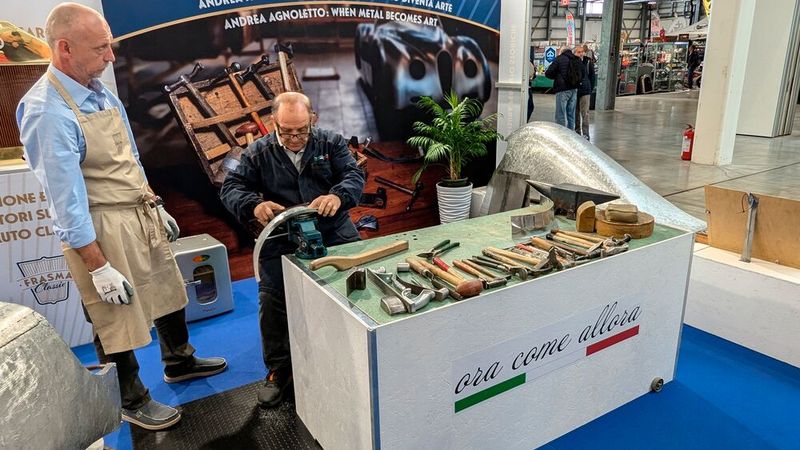 Wie das mit dem Zaubern aus Blech funktioniert, demonstrierte dieser „Künstler“ dem Messepublikum. (Bild: Dominsky )