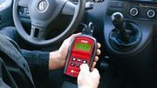 Einfach in die OBD-Dose stecken und schon zwei bis drei Sekunden später kann der Anwender zahlreiche Prüf- und Diagnosearbeiten an Pkw und Transportern mit dem Easycheck durchführen.  (Foto: Dominsky)