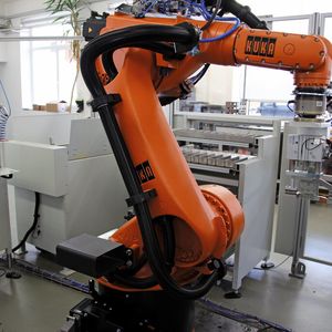 Dieser Sechsachsroboter mit Spezialgreifer übernimmt das Probehandling.